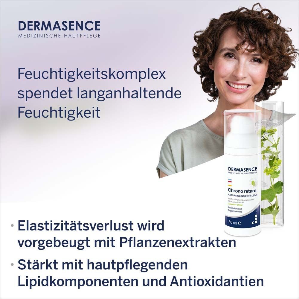 Frau lächelt, neben Pumpflasche mit Produktetikett. Aufschrift: DERMASENCE, Chrono retare Anti-Aging-Nachtpflege. Text: Feuchtigkeitskomplex spendet Feuchtigkeit.