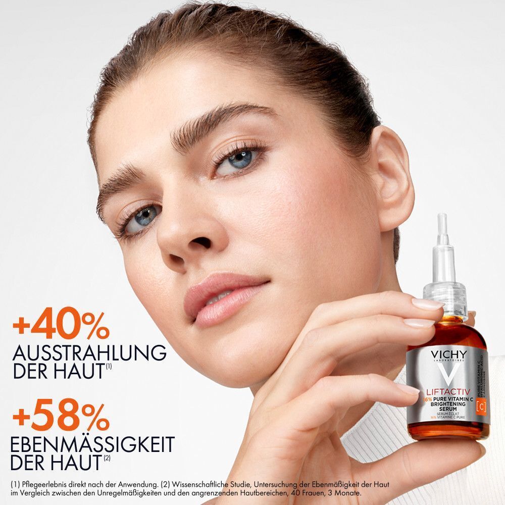 Frau hält eine Flasche VICHY LIFTACTIV Vitamin C Serum. Text: +40% Ausstrahlung der Haut, +58% Ebenmäßigkeit der Haut.