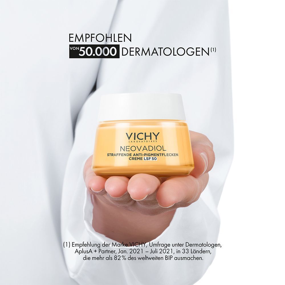 Hand hält einen Tiegel VICHY NEOVADIOL Anti-Pigmentflecken Creme LSF50. Empfohlen von 50.000 Dermatologen.