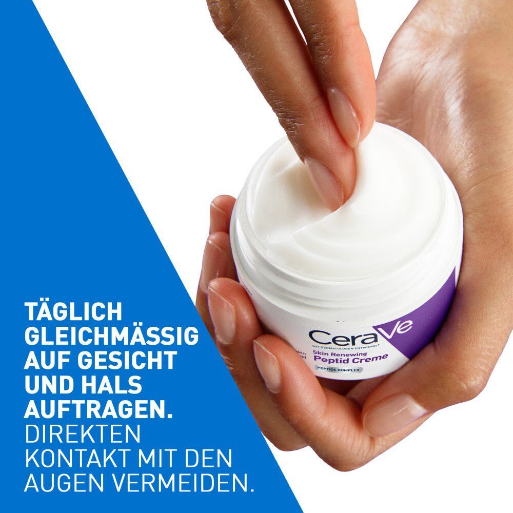 Hände tragen CeraVe Skin Renewing Peptid Creme auf. Text: Täglich gleichmäßig auf Gesicht und Hals auftragen. Direkten Kontakt mit den Augen vermeiden.