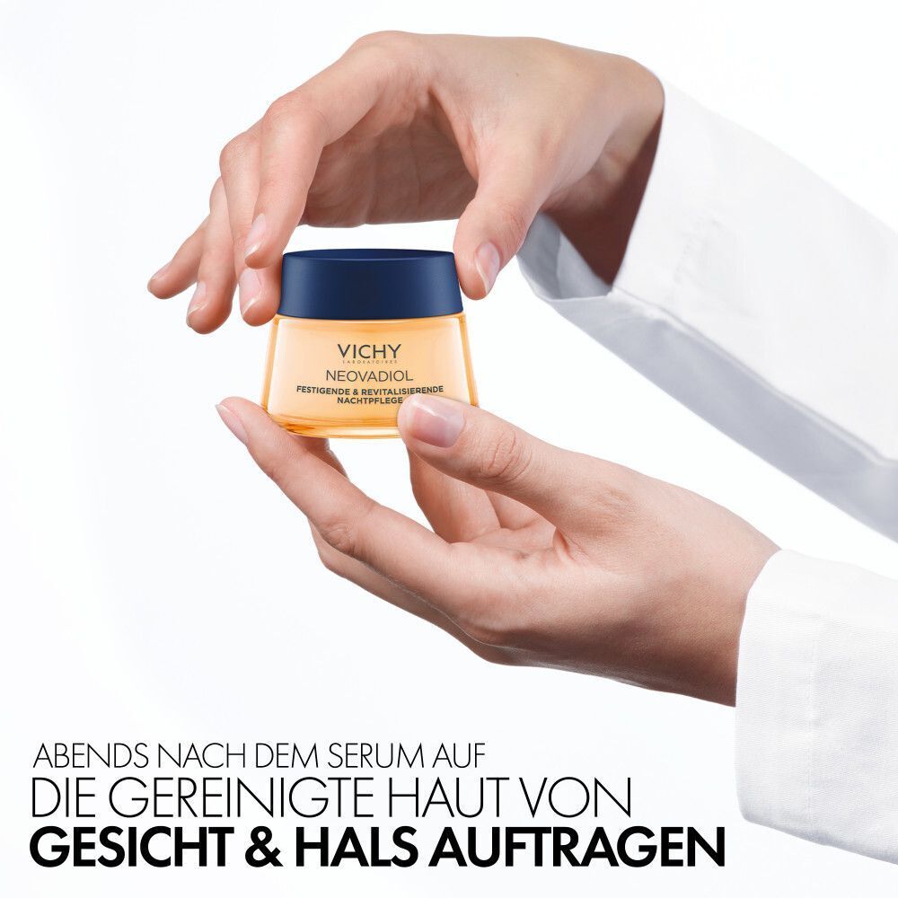 Hände halten einen Tiegel VICHY Neovadiol Nachtpflege. Text: Abends nach dem Serum auf die gereinigte Haut von Gesicht & Hals auftragen.