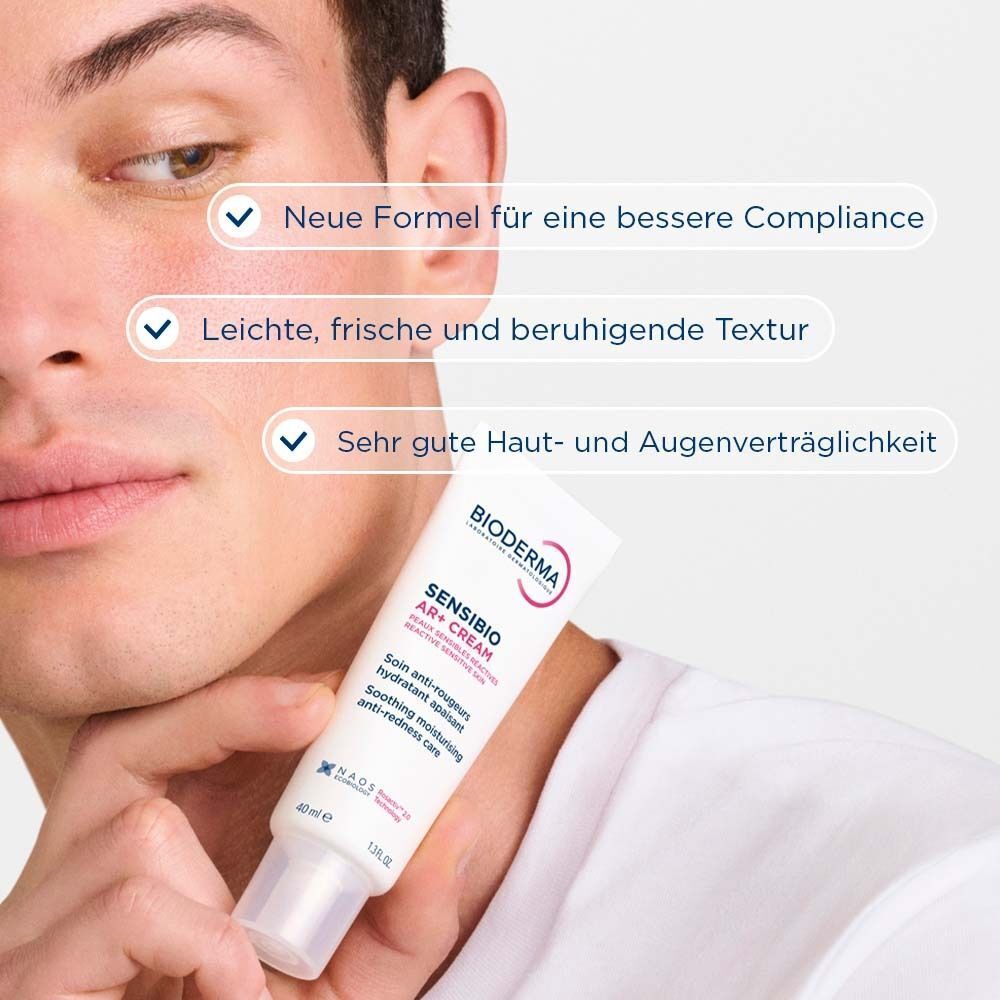 Mann hält BIODERMA Sensibio AR+ Creme Tube. Weiße Tube mit roter Beschriftung. Text: Sensibio AR+ Creme, Soin anti-rougeurs hydratant apaisant.