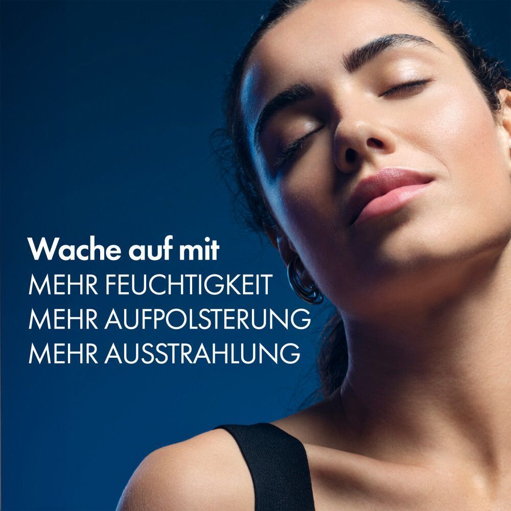 Frau mit geschlossenen Augen. Text: Wache auf mit mehr Feuchtigkeit, mehr Aufpolsterung, mehr Ausstrahlung.