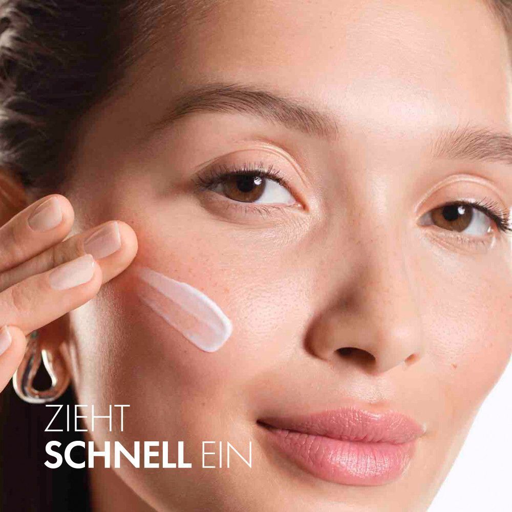 Nahaufnahme eines Gesichts. Creme wird aufgetragen. Text: Zieht schnell ein.