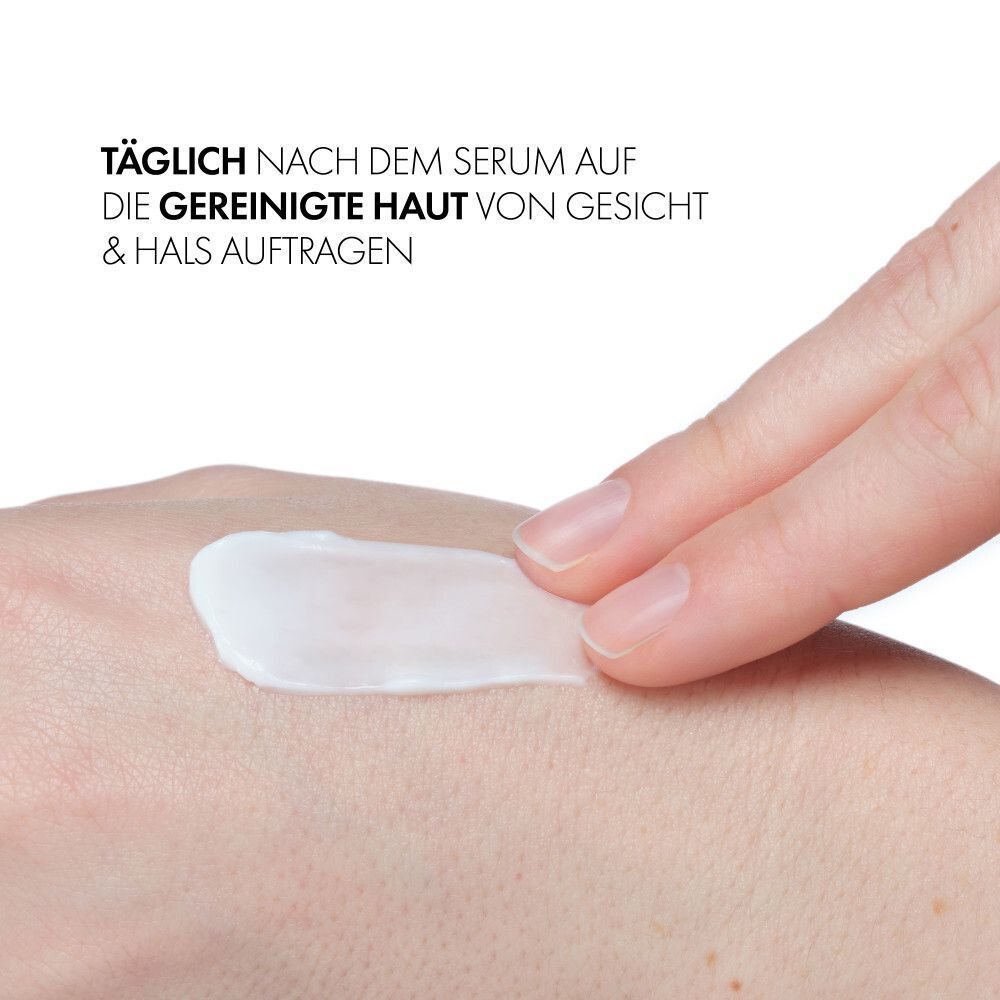 Hand mit Creme. Text: Täglich nach dem Serum auf die gereinigte Haut von Gesicht & Hals auftragen.