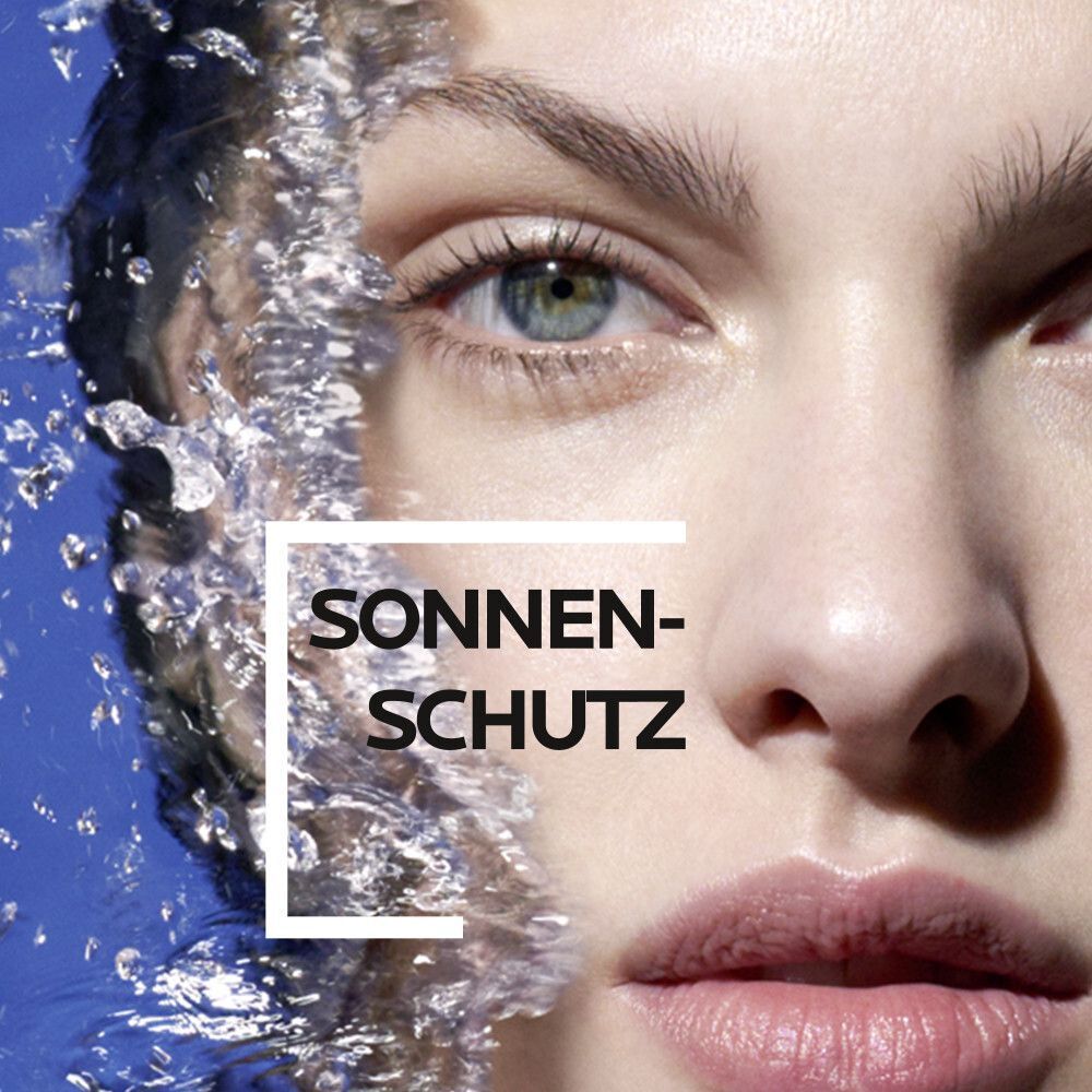 Gesicht einer Frau mit Wasser. Text: Sonnenschutz. Blau-weißer Hintergrund.