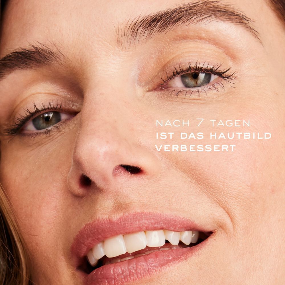 Nahaufnahme eines Gesichts. Text: Nach 7 Tagen ist das Hautbild verbessert.