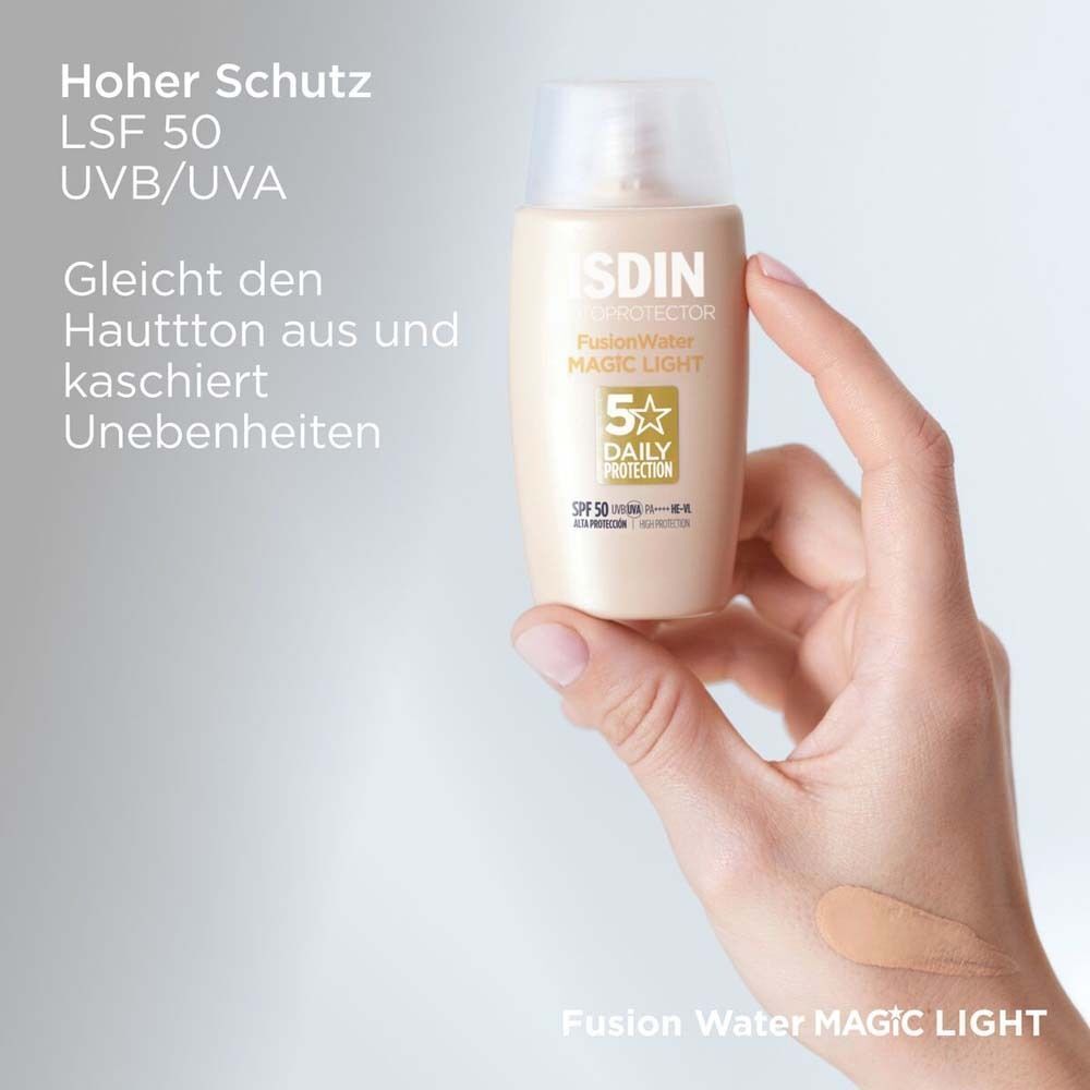 Hand hält Flasche ISDIN Fotoprotector Fusion Water. Text: Hoher Schutz LSF 50 UVB/UVA. Gleicht Hautton aus und kaschiert Unebenheiten.