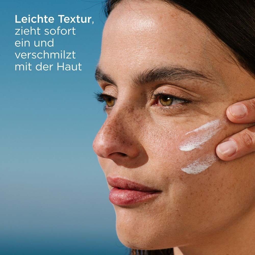 Nahaufnahme einer Frau mit zwei weißen Streifen auf der Wange. Text über Textur und Haut.