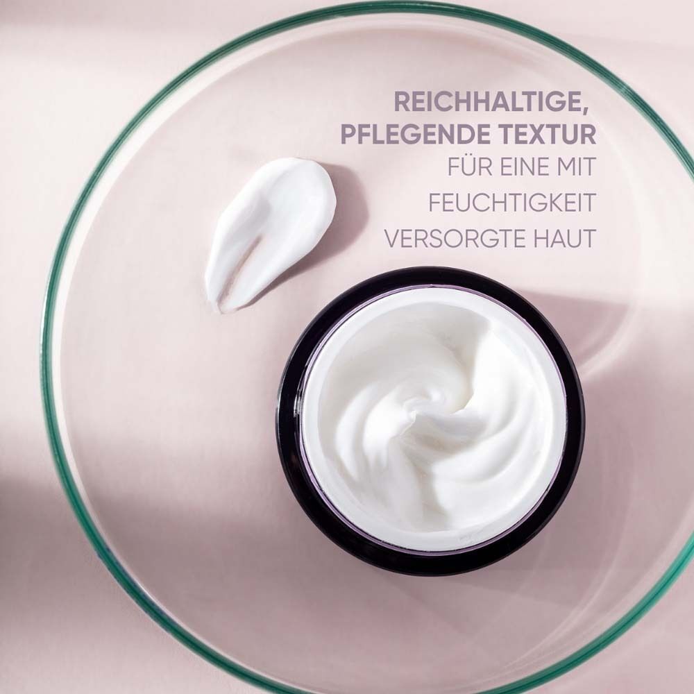 Creme in einem Tiegel und daneben ein Klecks Creme. Text: reichhaltige, pflegende Textur für eine mit Feuchtigkeit versorgte Haut.