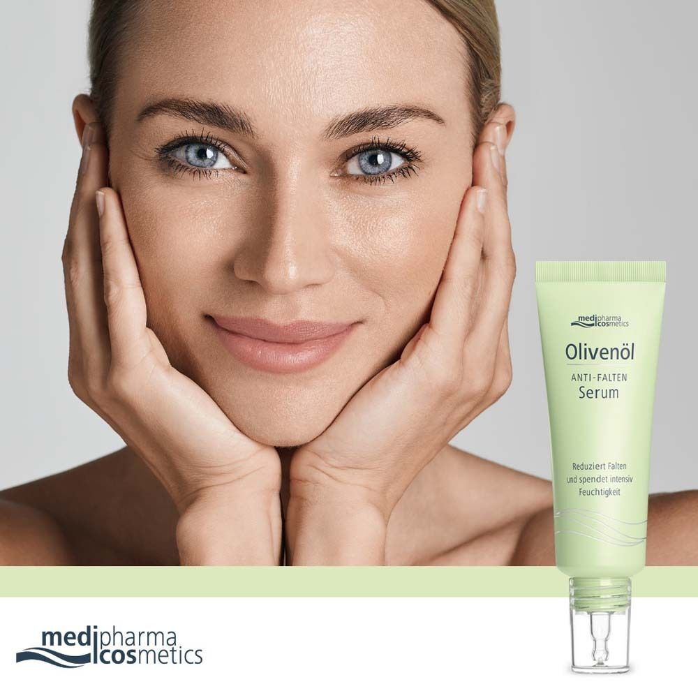 Frau mit Händen im Gesicht. Neben ihr eine Tube Olivenöl Anti-Falten Serum. Hellgrüne Tube mit weißer Schrift und transparentem Verschluss.