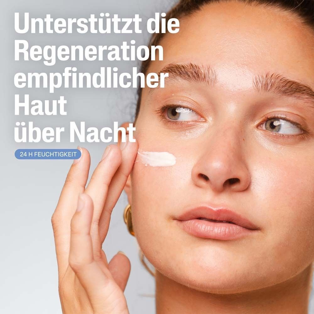 Frau trägt Creme auf. Text: Unterstützt die Regeneration empfindlicher Haut über Nacht. 24H Feuchtigkeit.