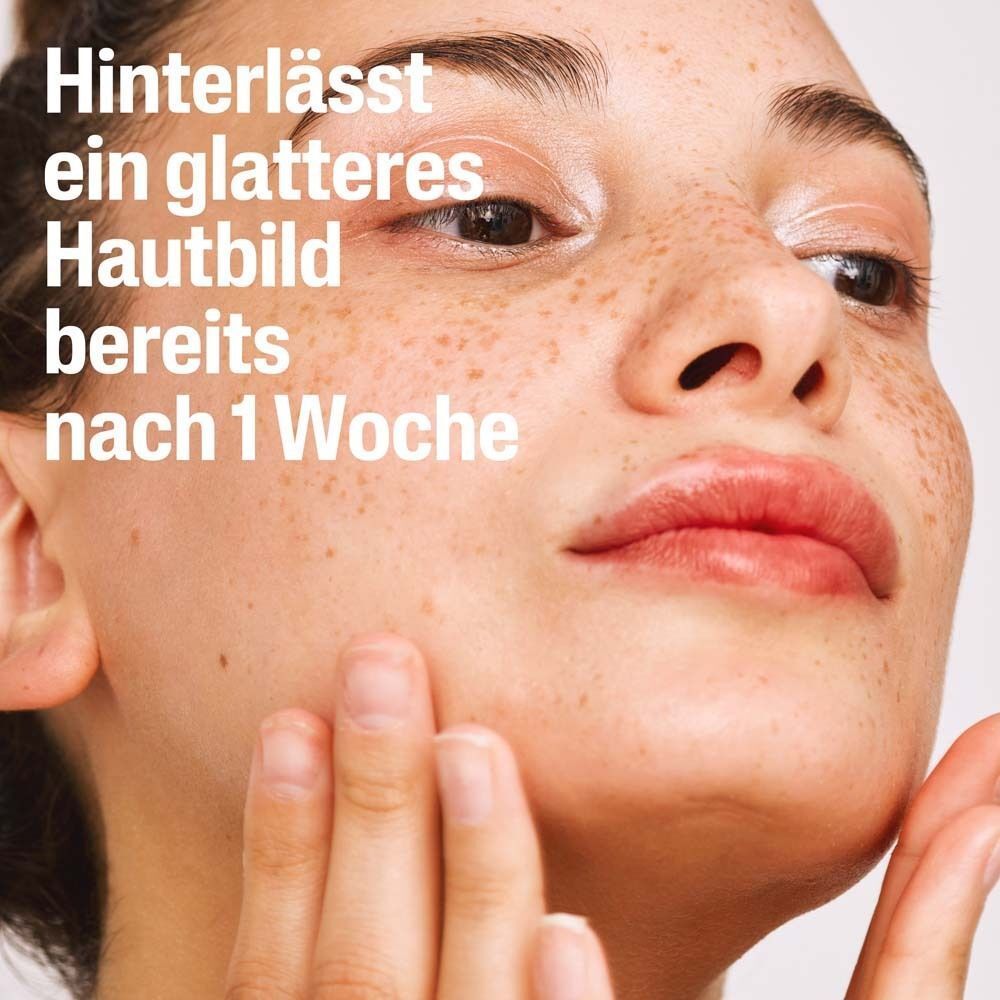 Frau mit Haut. Text: Hinterlässt ein glatteres Hautbild bereits nach 1 Woche.