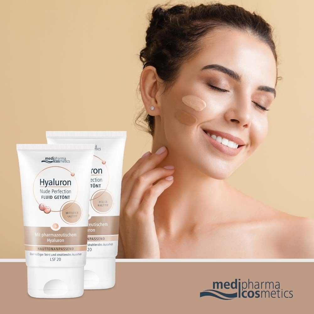 Frau mit getönten Hautstellen. Zwei Tuben HYALURON NUDE Perfect.Fluid getö.mitt.HT LSF 20. Aufschrift: medi-pharma cosmetics, Hyaluron, Nude Perfection Fluid Getönt.