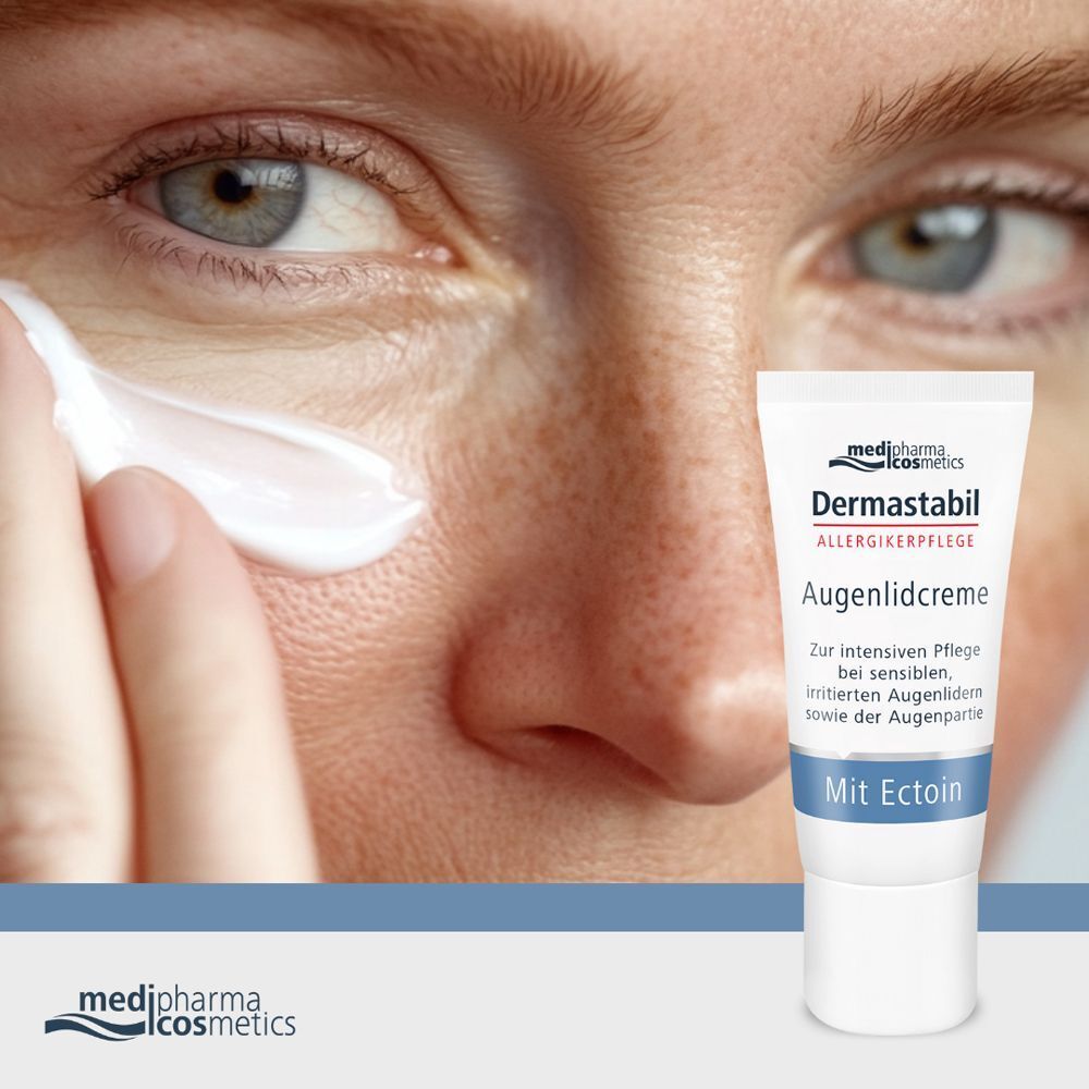 Nahaufnahme einer Frau, die Creme auf ihr Auge aufträgt. Daneben eine Tube DERMASTABIL Augenlidcreme.