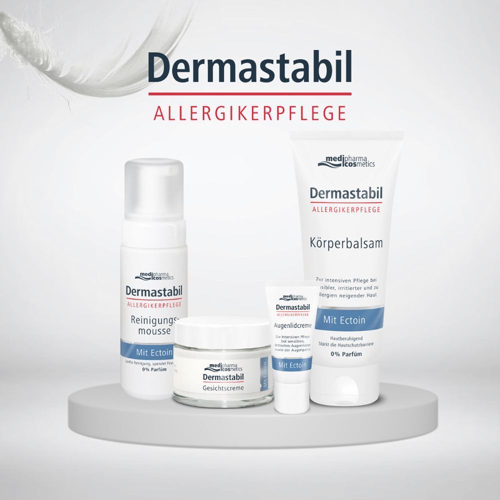 Verschiedene DERMASTABIL Produkte auf einer Präsentationsfläche. Augenlidcreme, Reinigungsmousse, Gesichtscreme, Körperbalsam.