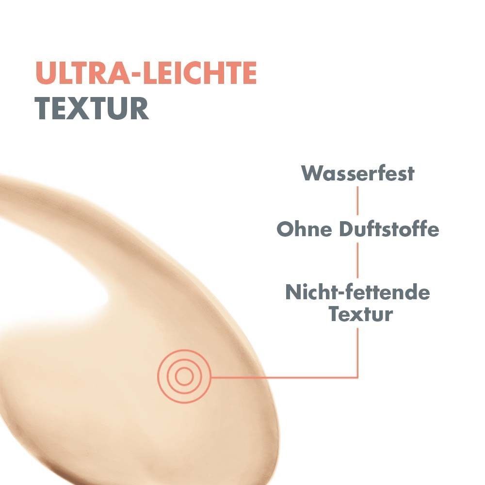 Nahaufnahme einer cremigen Textur. Text: Ultra-leichte Textur. Wasserfest. Ohne Duftstoffe. Nicht-fettende Textur.