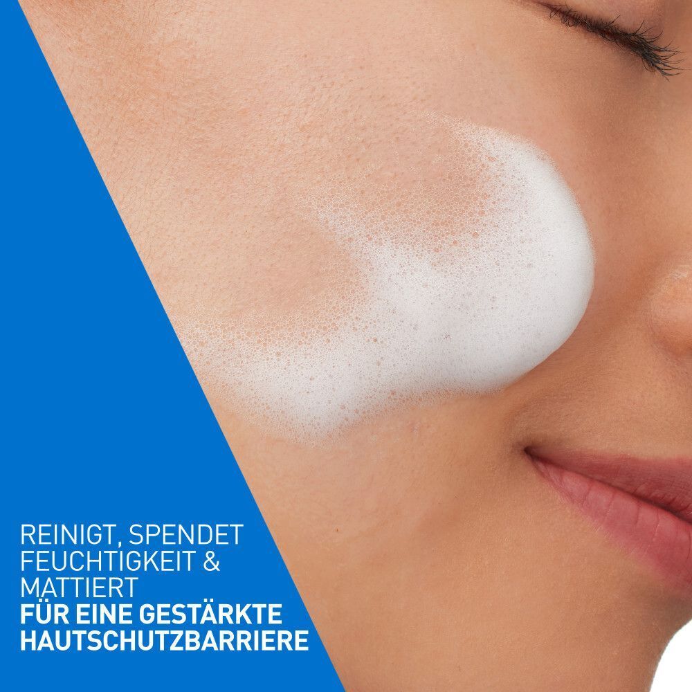 Nahaufnahme eines Gesichts mit Reinigungsschaum. Text: Reinigt, spendet Feuchtigkeit & mattiert für eine gestärkte Hautschutzbarriere.