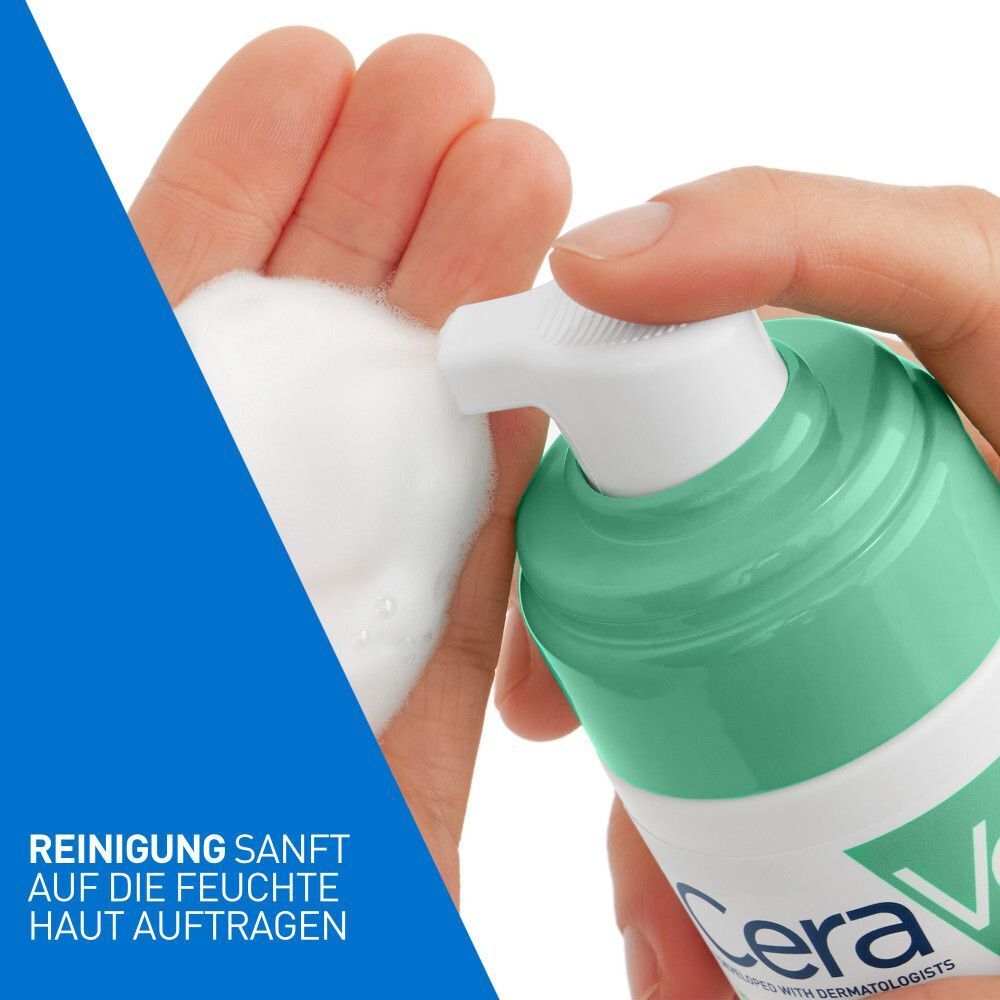 Eine Hand drückt Reinigungsschaum aus einer CeraVe-Flasche. Text: Reinigung sanft auf die feuchte Haut auftragen.