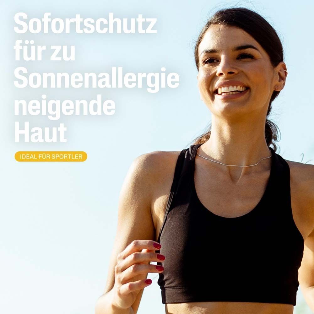 Lächelnde Frau in Sportkleidung. Text: Sofortschutz für zu Sonnenallergie neigende Haut. Ideal für Sportler.