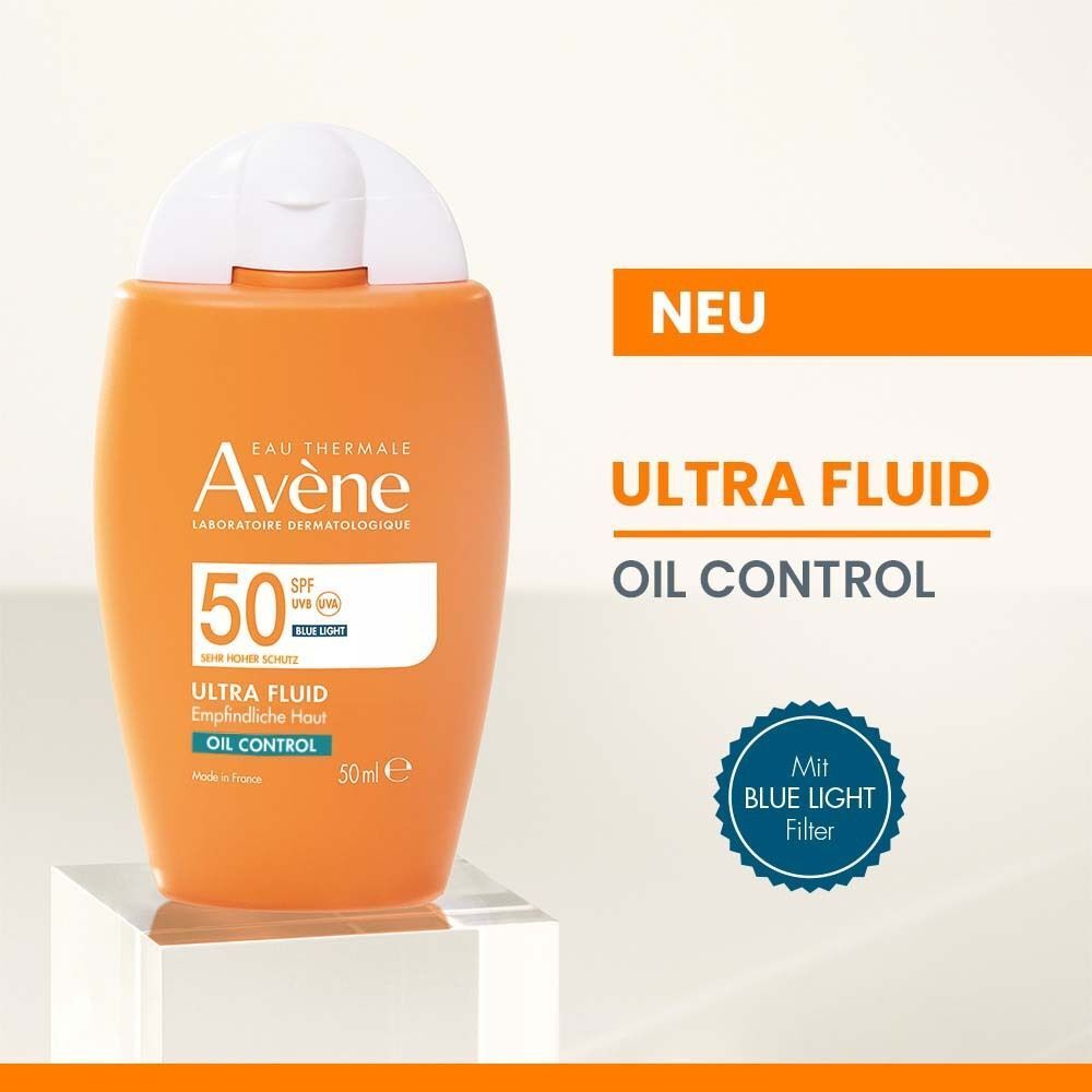 Orangefarbene Flasche AVENE Ultra Fluid Oil Control. Weiße Kappe, Produktbeschriftung, SPF 50 und Blue Light Filter-Logo.