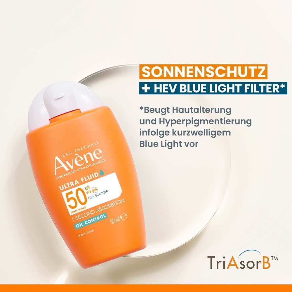 Orangefarbene Flasche AVENE Ultra Fluid Oil Control SPF 50. Weiße Kappe, Produktbeschriftung, SPF 50 und Blue Light Filter.