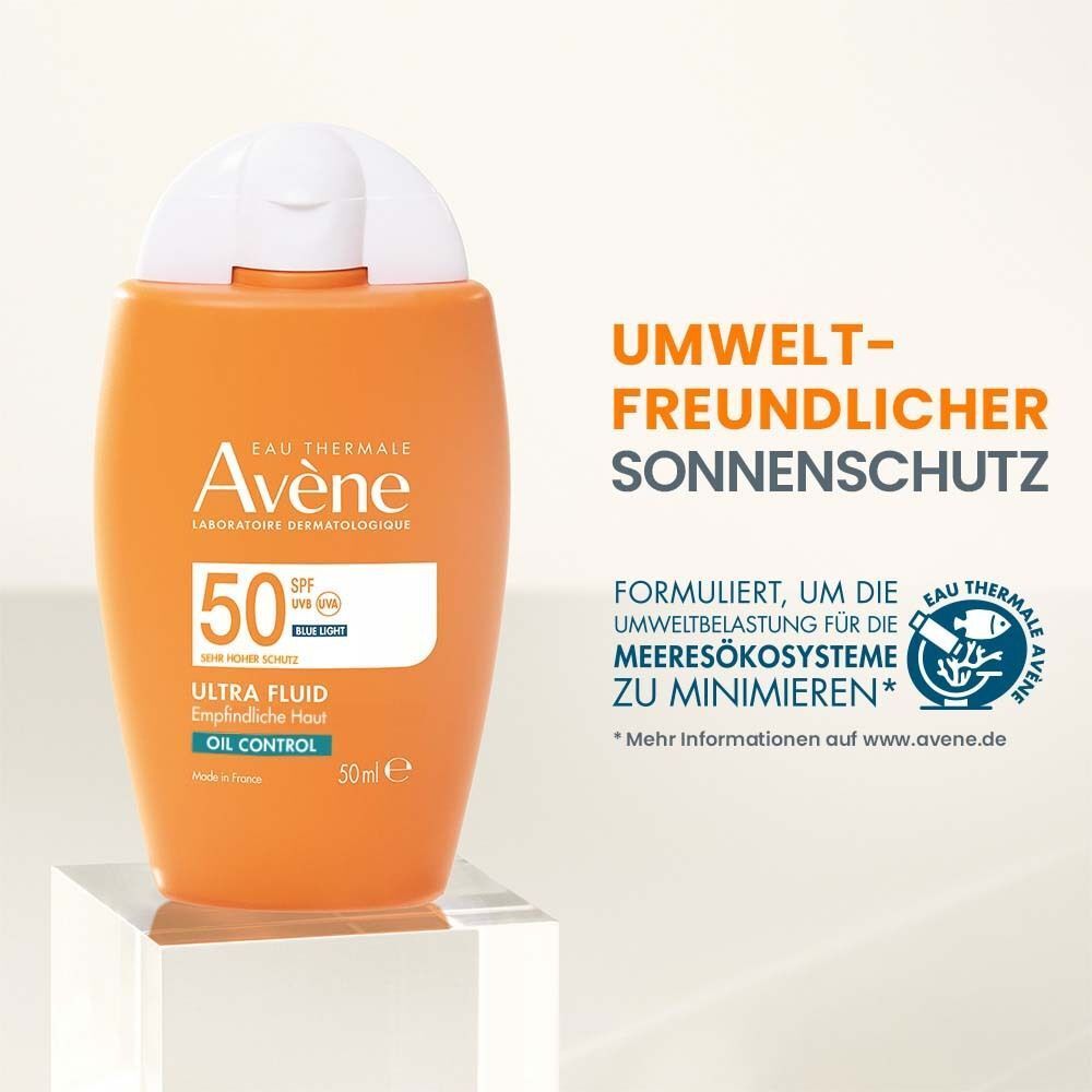 Orangefarbene Flasche AVENE Ultra Fluid Oil Control SPF 50. Weiße Kappe, Produktbeschriftung, SPF 50 und Logo.