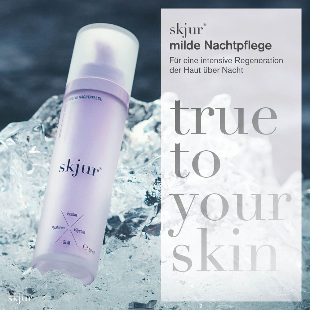 Flasche SKJUR Nachtpflege Creme auf Eis. Lila Flasche mit weißer Schrift. Text: true to your skin.