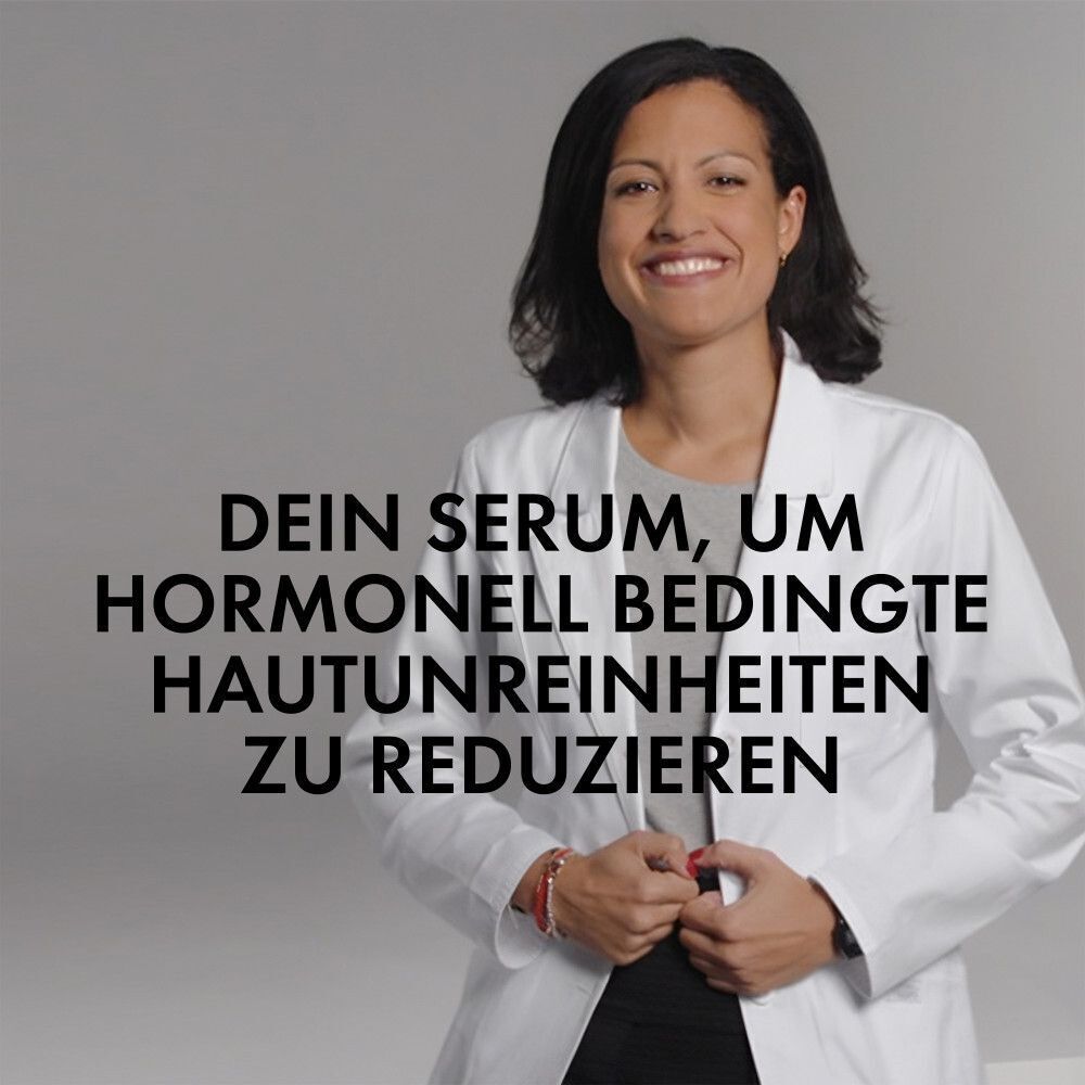 Eine Frau in einem weißen Kittel. Text: Dein Serum, um hormonell bedingte Hautunreinheiten zu reduzieren.
