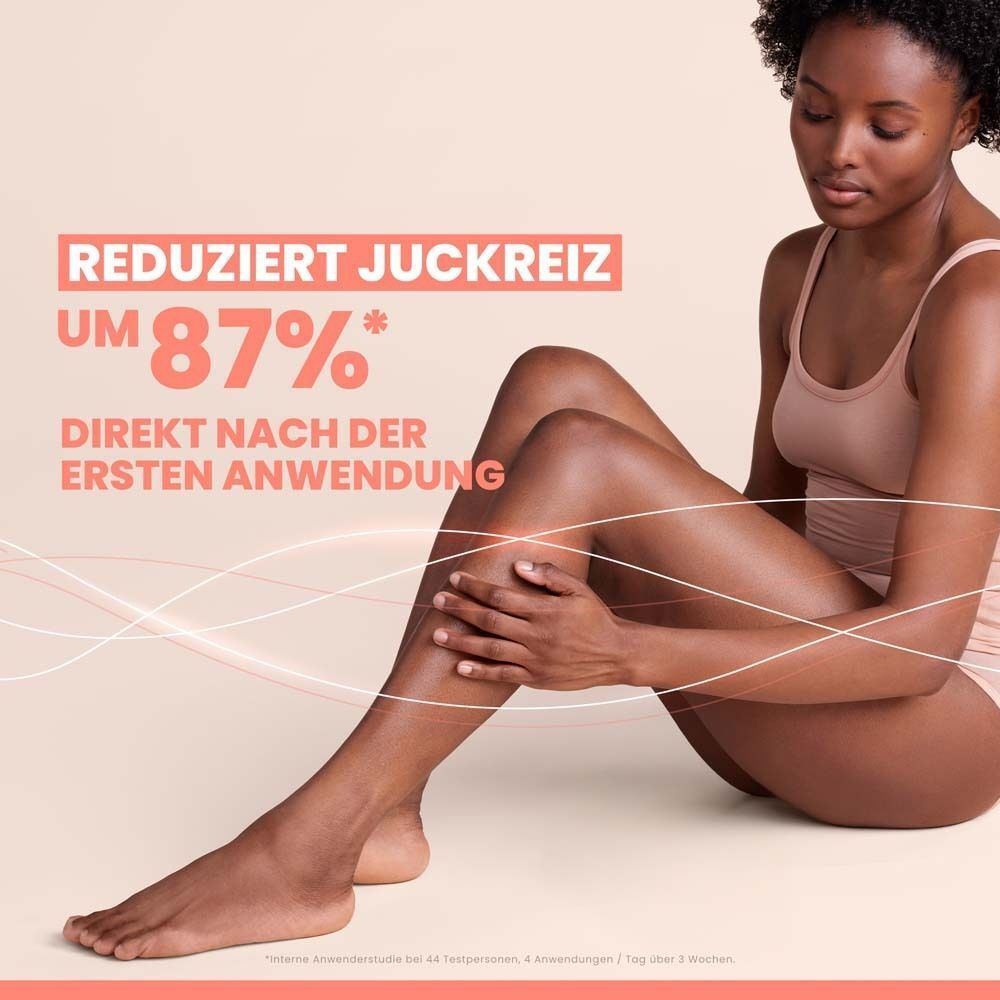 Frau sitzt und trägt AVENE XeraCalm A.D auf Bein auf. Text: Reduziert Juckreiz um 87%.