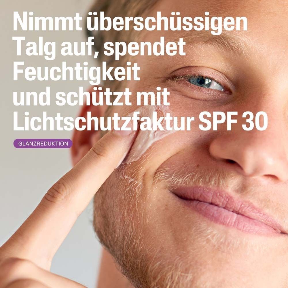 Nahaufnahme eines Mannes, der Creme auf sein Gesicht aufträgt. Text: Nimmt überschüssigen Talg auf, spendet Feuchtigkeit und schützt mit Lichtschutzfaktor SPF 30.