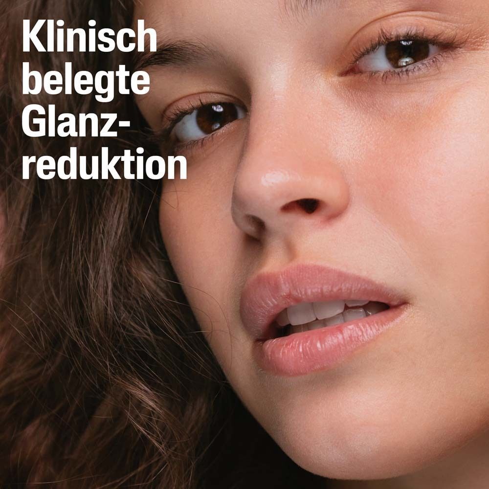 Nahaufnahme eines Gesichts. Text: Klinisch belegte Glanzreduktion.