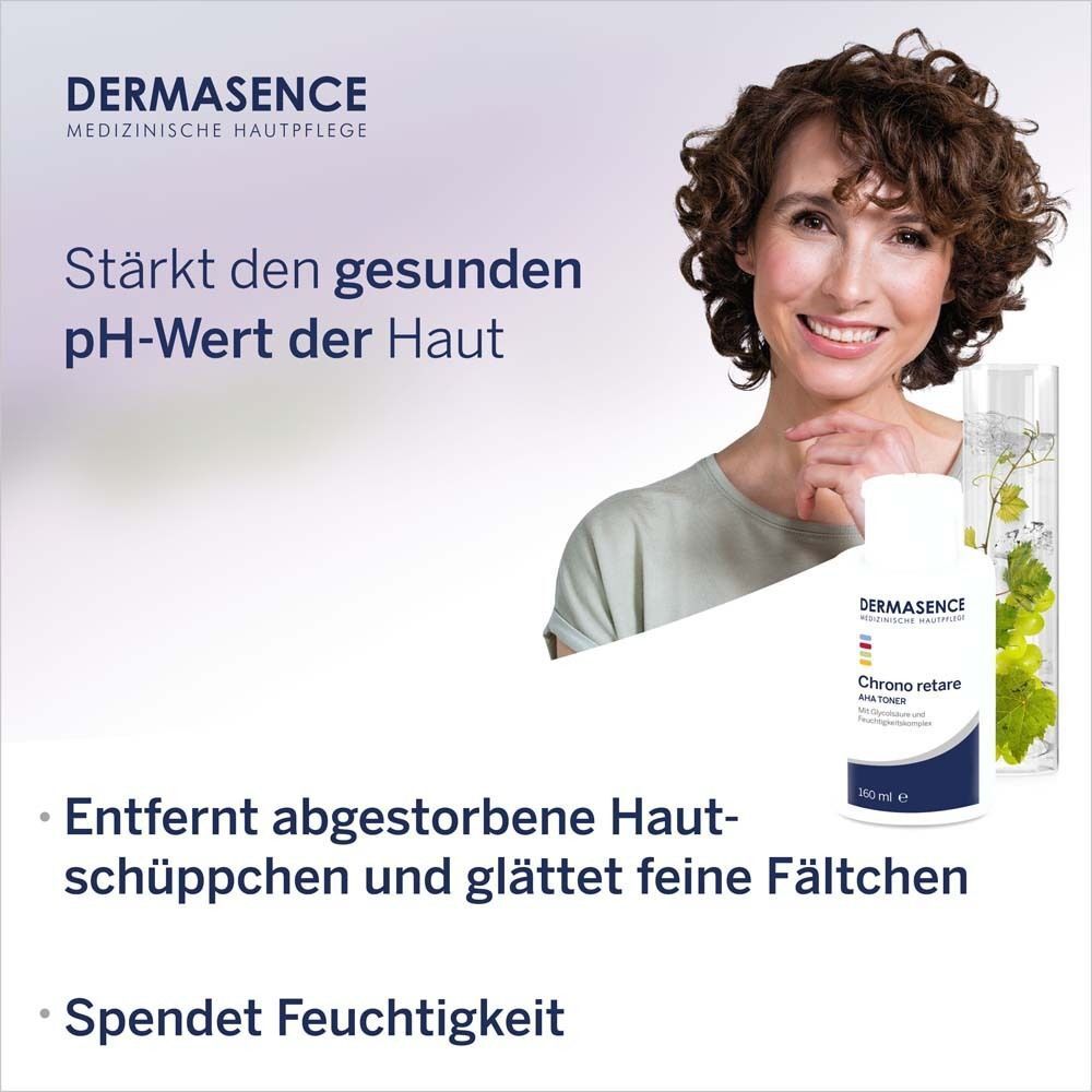 Frau mit Flasche DERMASENCE Chrono retare AHA Toner. Weiß, blaues Etikett. Flasche mit grünen Blättern. Text.