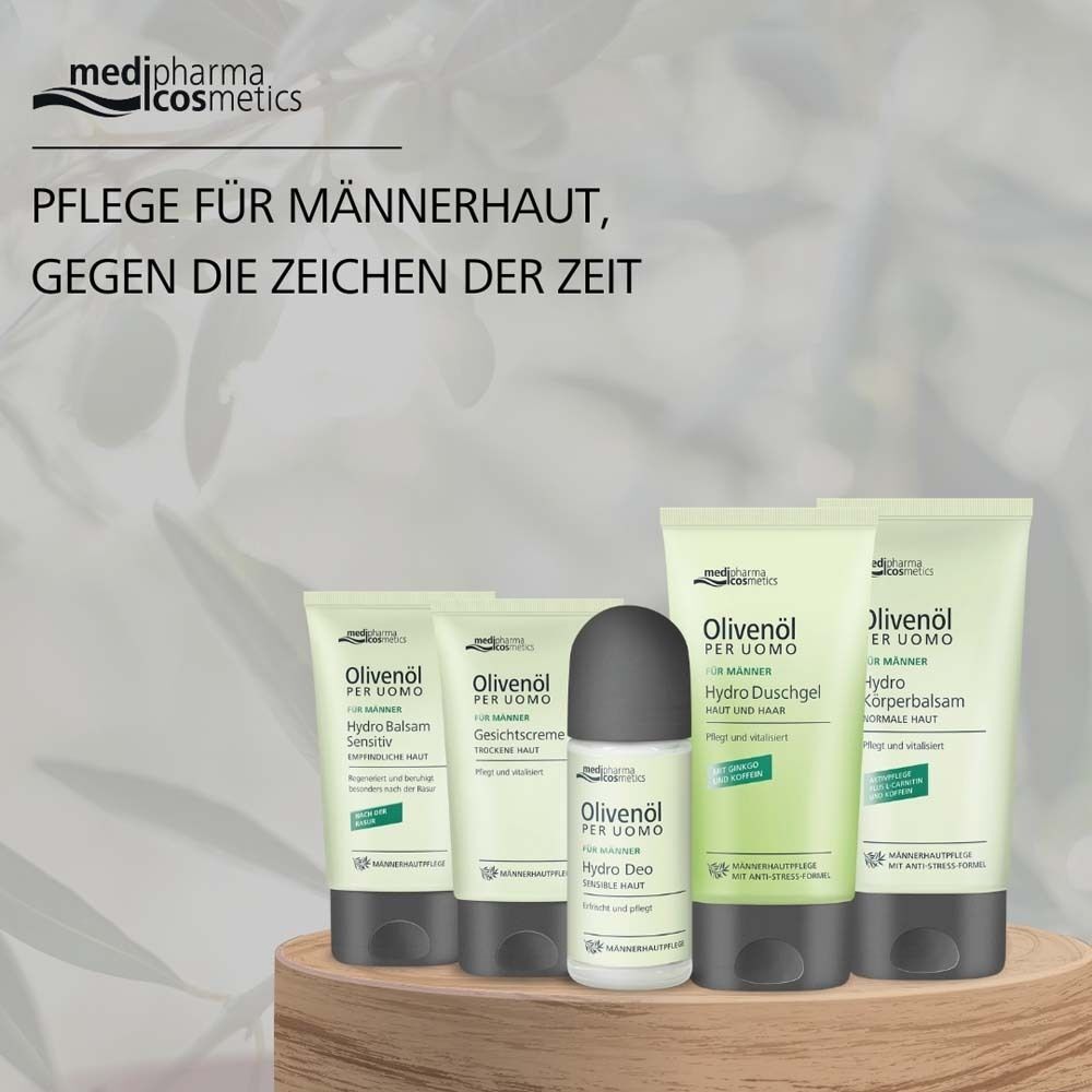 Verschiedene Produkte der Serie Olivenöl Per Uomo. Tuben und ein Deodorant-Roller. Auf einem Holzsockel platziert.