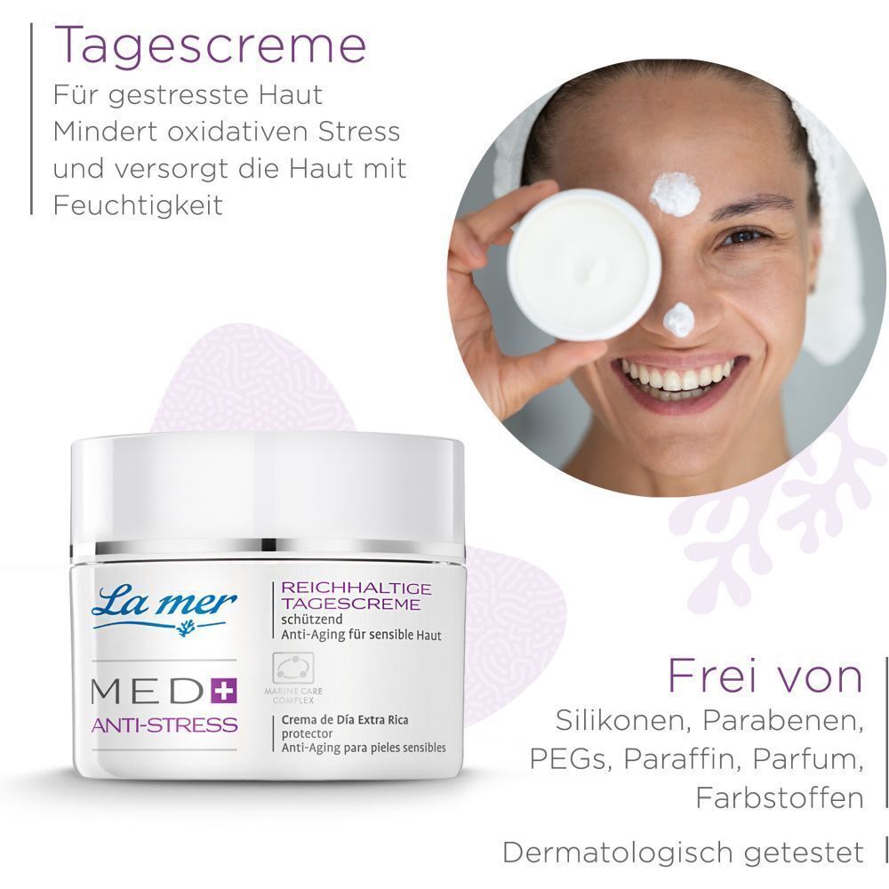 Frau mit Handtuch auf dem Kopf trägt Creme auf. La mer MED+ Anti-Stress Creme-Tiegel. Text: REICHHALTIGE TAGESCREME, Anti-Aging für sensible Haut. Frei von Silikonen, Parabenen.
