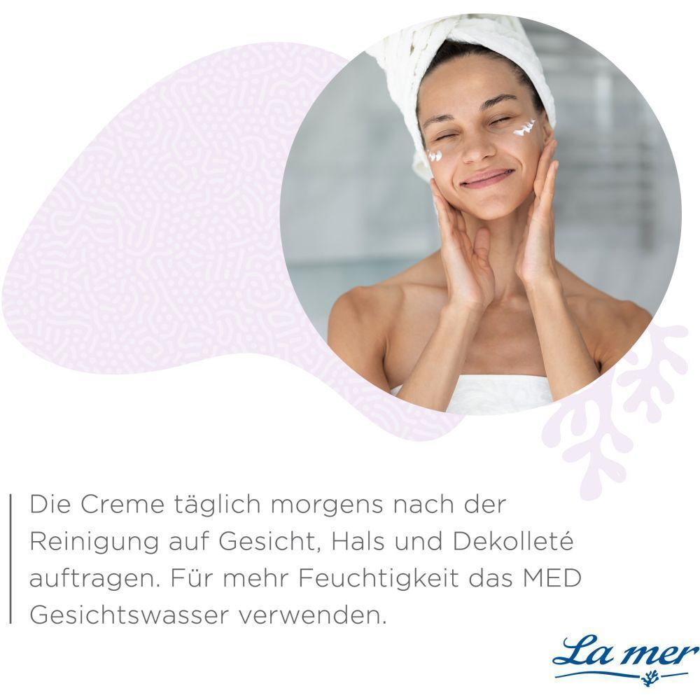 Frau trägt Creme auf Gesicht, Hals und Dekolleté auf. Text: Creme morgens nach Reinigung auftragen. Für mehr Feuchtigkeit MED Gesichtswasser verwenden. La mer Logo.