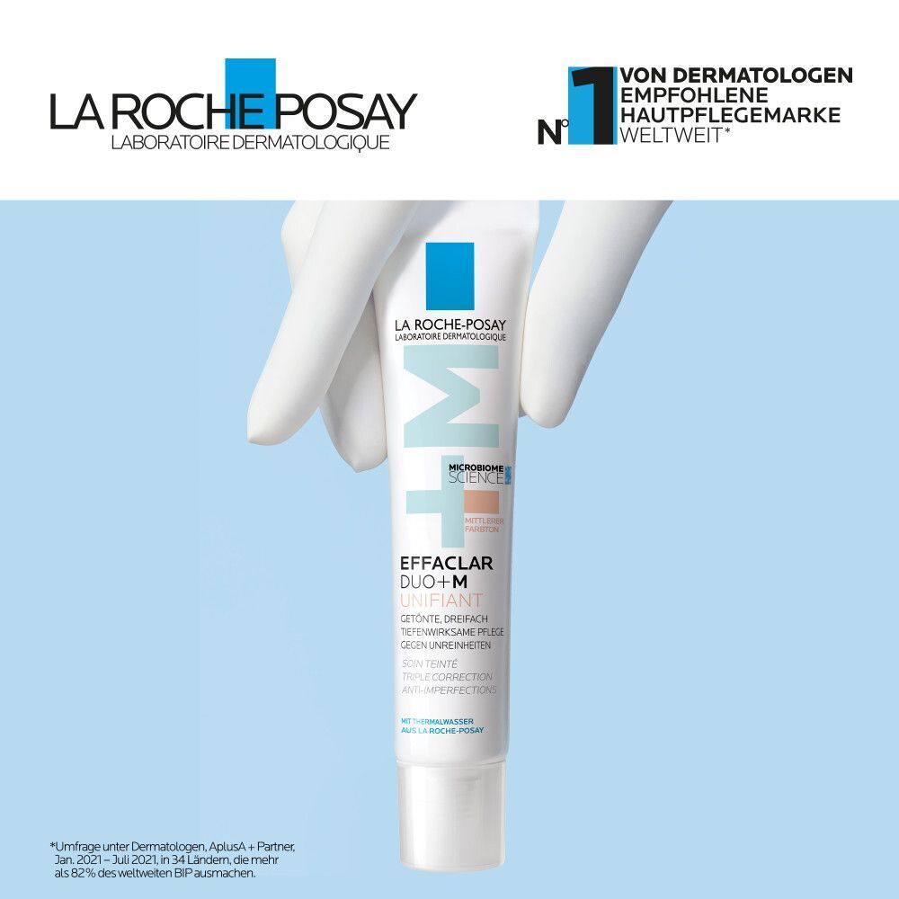 ROCHE-POSAY Effaclar Duo+M Unifiant Creme mittel Tube, gehalten von einer Hand. Logo und Text: Von Dermatologen empfohlen, Hautpflegemarke.
