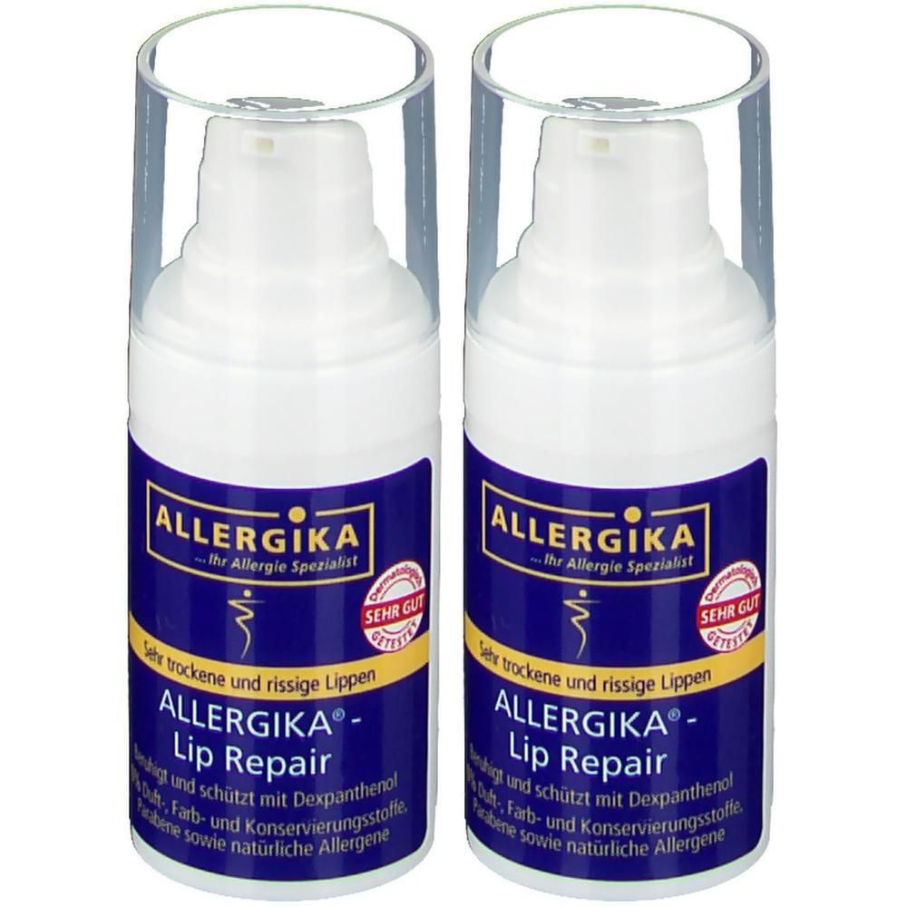 Zwei weiße Spenderflaschen mit blauen Etiketten. Aufschrift: ALLERGIKA Lip Repair. Transparente Schutzkappe.