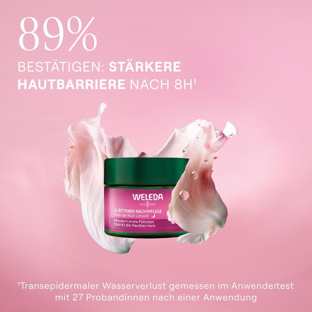Tiegel WELEDA Nachtpflege, umgeben von Blütenblättern. Text: 89% bestätigen: stärkere Hautbarriere nach 8h. Rosa Hintergrund.