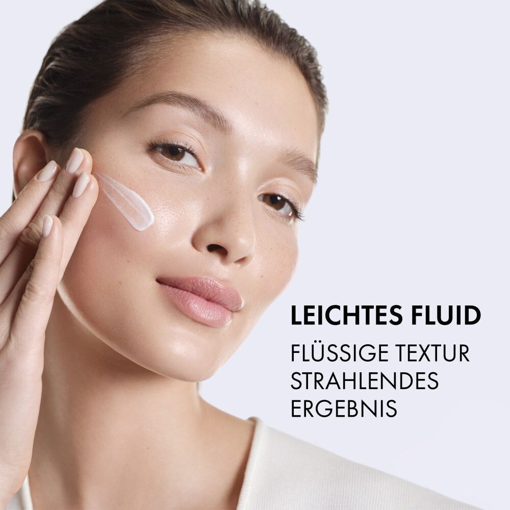 Frau trägt Flüssigkeit auf ihr Gesicht auf. Text: Leichtes Fluid, flüssige Textur, strahlendes Ergebnis.