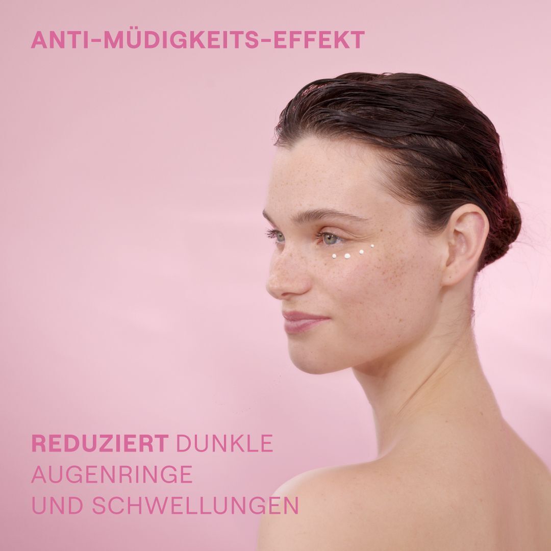 Frau mit Augenpflege.  Text: 'Reduziert dunkle Augenringe und Schwellungen'.  Produkt wird aufgetragen.