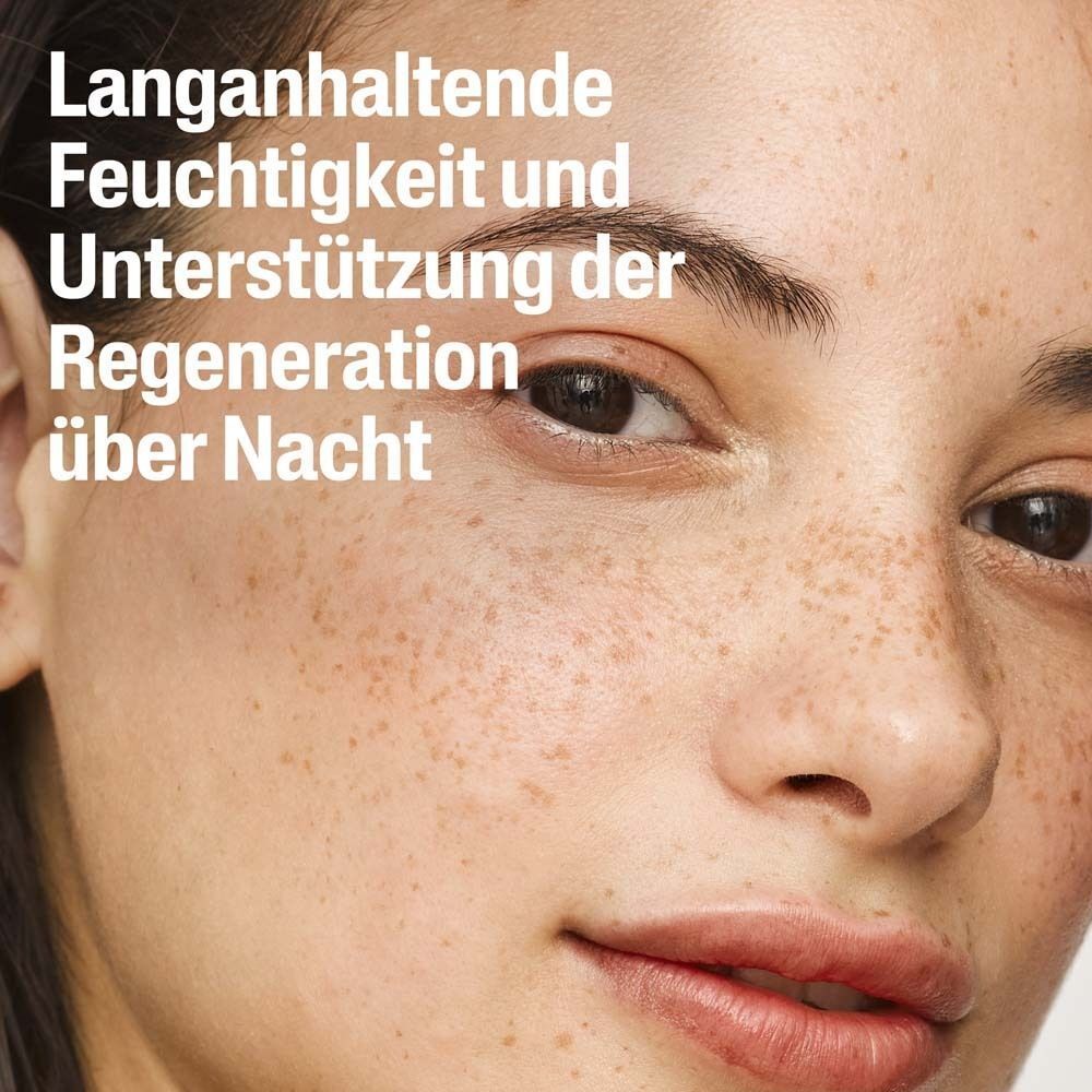 Nahaufnahme eines Gesichts. Text: Langanhaltende Feuchtigkeit und Unterstützung der Regeneration über Nacht.