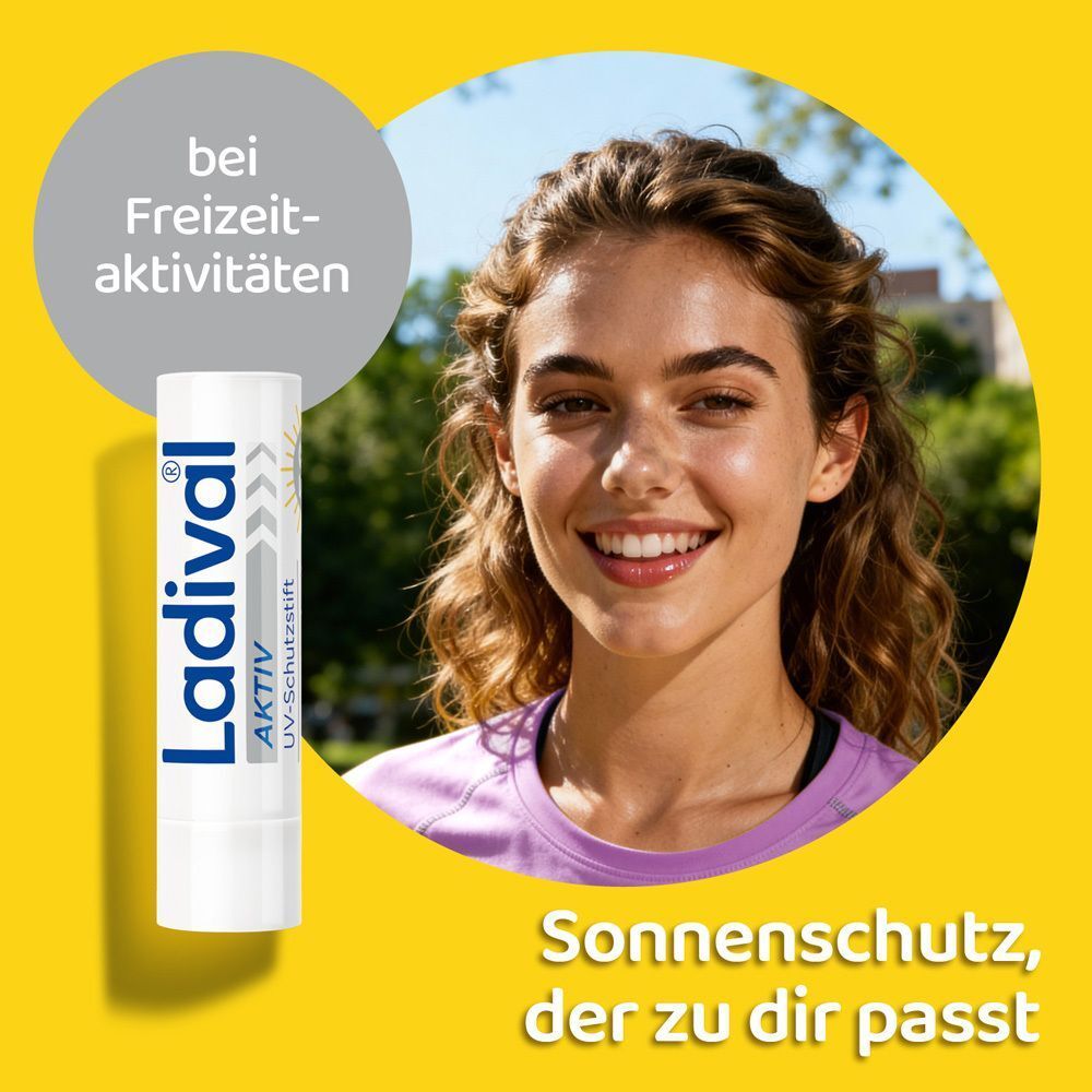 Frau lächelt. Im Hintergrund ein Lippenpflegestift mit "LADIVAL AKTIV". Gelber Hintergrund.