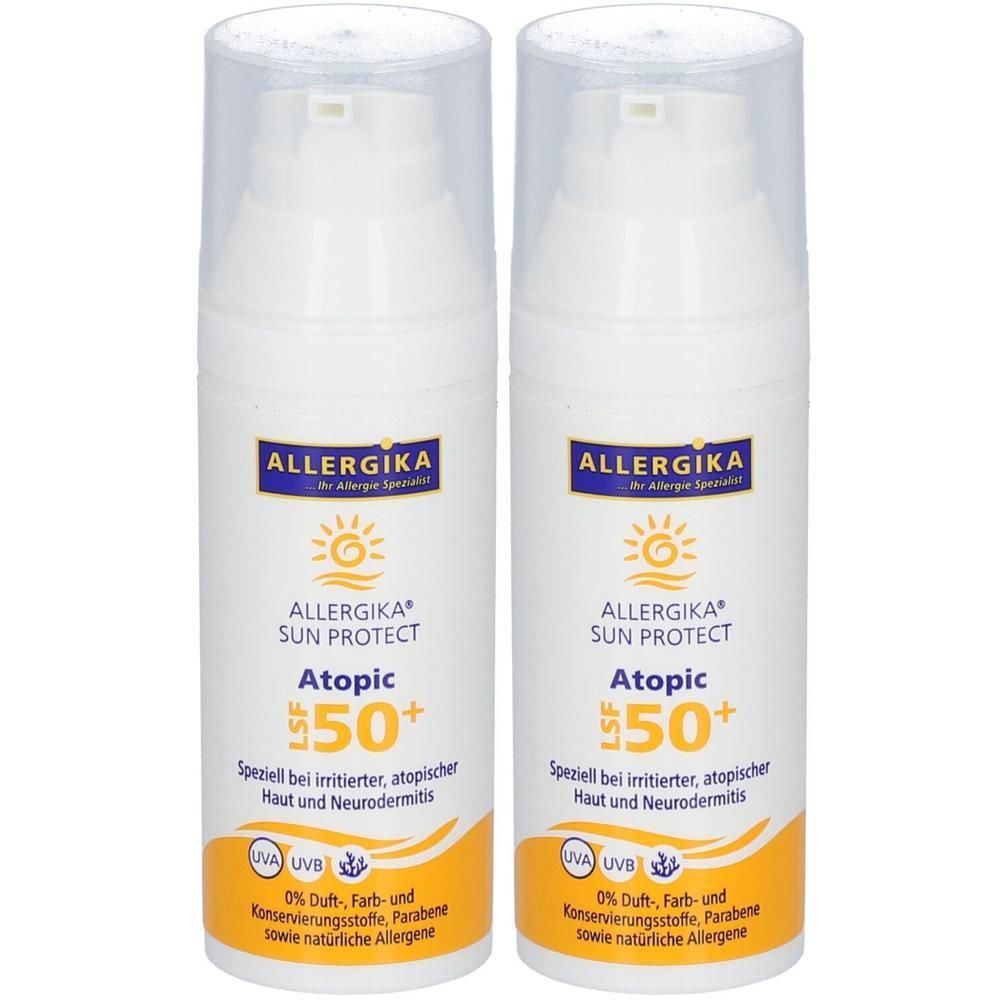 Zwei weiße Spenderflaschen mit Aufschrift ALLERGIKA SUN PROTECT Atopic LSF 50+. Klare Deckel. Gelb-weiße Etiketten mit Text.