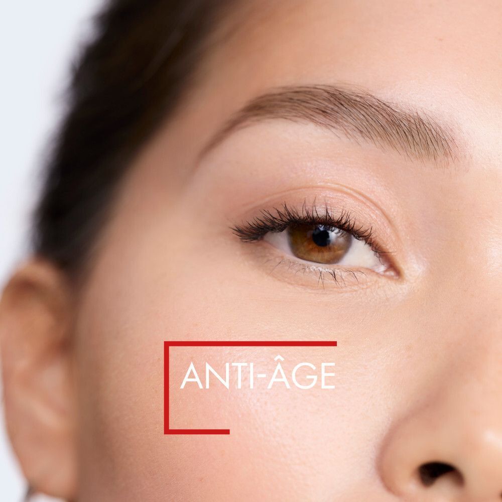 Nahaufnahme eines Gesichts. Roter Rahmen mit der Aufschrift ANTI-ÂGE. Hautpartie mit Augenbraue und Auge sichtbar.