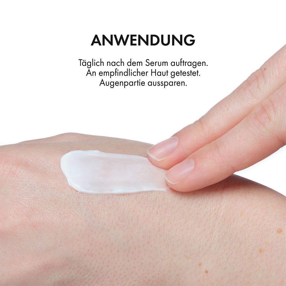 Hand trägt Creme auf. Text: Täglich nach dem Serum auftragen. An empfindlicher Haut getestet. Augenpartie aussparen.