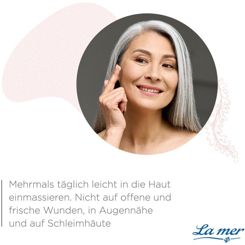 Frau mit grauem Haar berührt sanft ihr Gesicht. La mer Logo. Text: Mehrmals täglich leicht einmassieren.