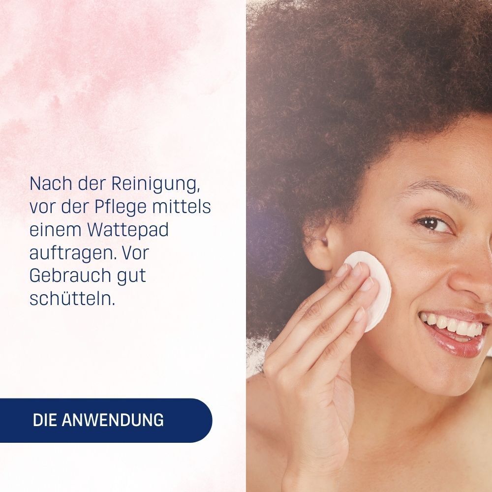 Frau mit Wattepad. Text: Nach der Reinigung, vor der Pflege mittels Wattepad auftragen. Vor Gebrauch gut schütteln.