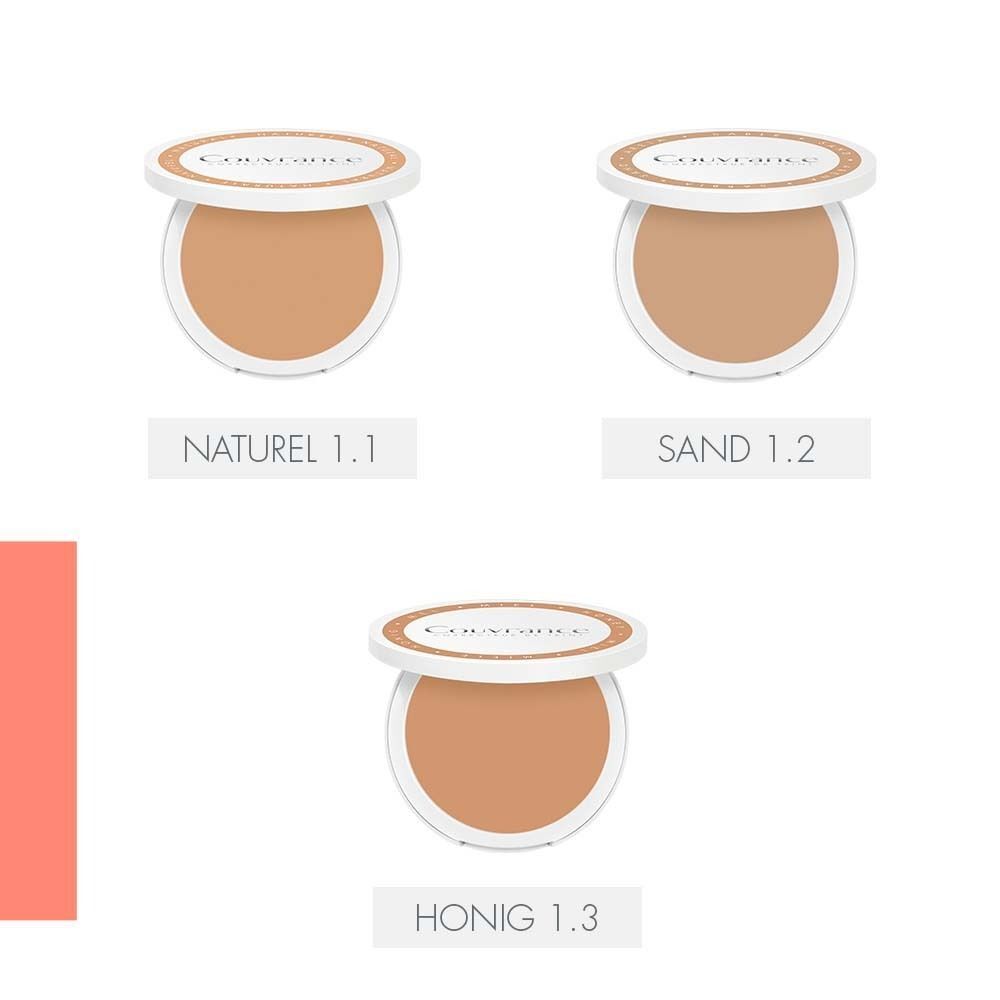 Drei kompakte Creme-Make-ups mit geöffnetem Deckel. Runde, beige Make-up-Puder in weißen Behältern. Text: NATUREL 1.1, SAND 1.2, HONIG 1.3.
