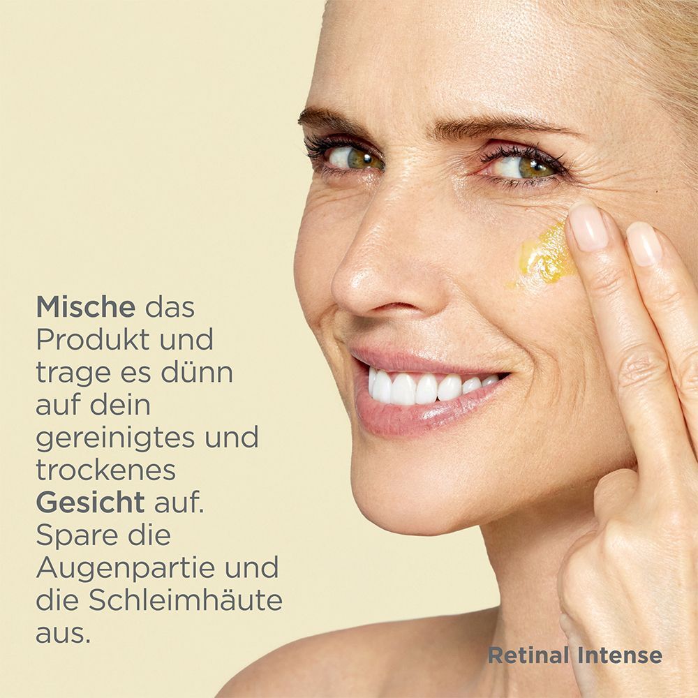 Frau trägt Produkt auf. Text: Mische das Produkt und trage es dünn auf dein gereinigtes Gesicht auf.